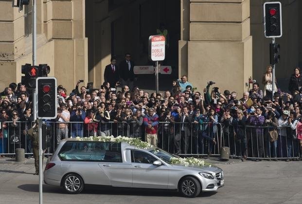 Multitudinaria despedida a Aylwin en Chile