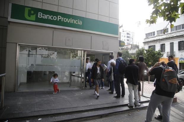 Colas en los cajeros anticiparon el inicio del paro bancario