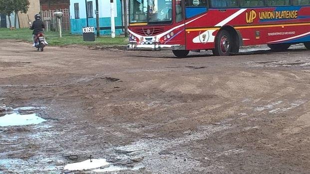 Reclaman por mejorado de calles en la zona de 52 y 153
