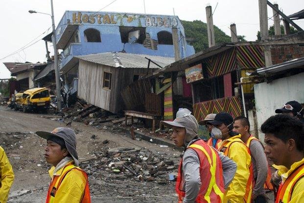 Buscan a 22 argentinos después del terremoto en Ecuador
