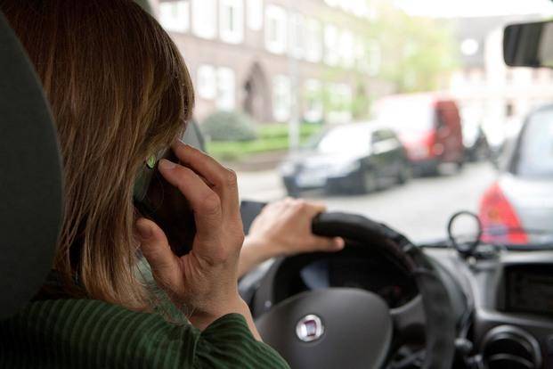 El peligro de usar el móvil en el auto: es como conducir a ciegas