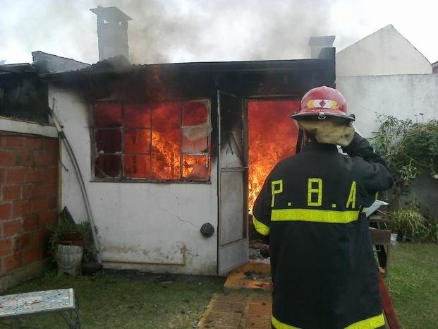 Impresionante incendio en una casa de La Loma