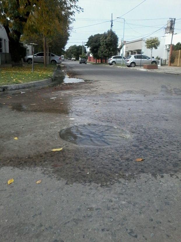Denuncian "desborde cloacal permanente" en 520 y 8