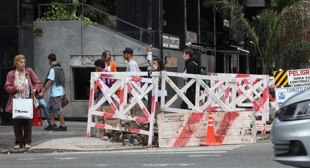 Multas de hasta $ 93.000 a las empresas que no reparan veredas