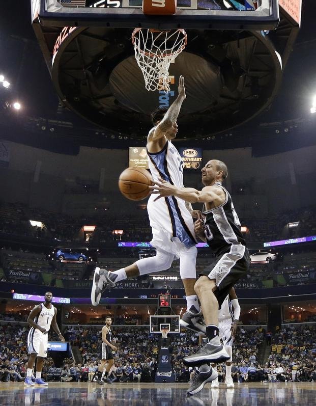 Suma y sigue: Triunfo de los Spurs del Manu Ginóbli que avanzaron a la semifinal de la NBA