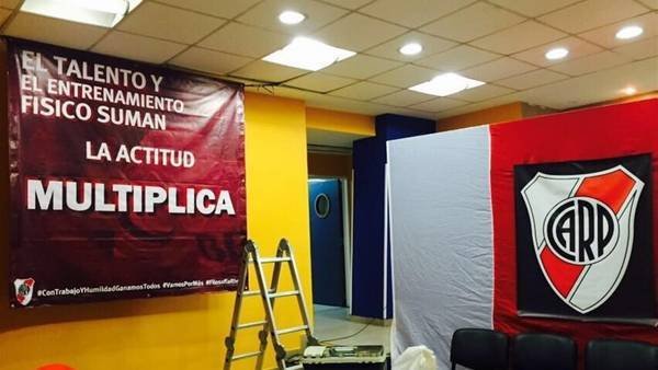 Todo rojo y blanco: River no quería ser visitante y transformó el vestuario de la Bombonera