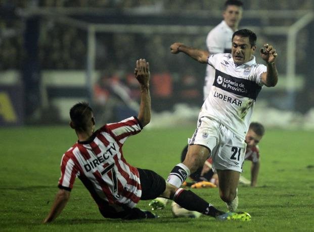 Ante la lesión de Gago, Boca vendría por Rinaudo