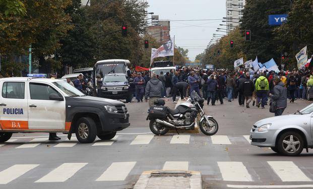 Un herido de bala en movilización de trabajadores de Astillero