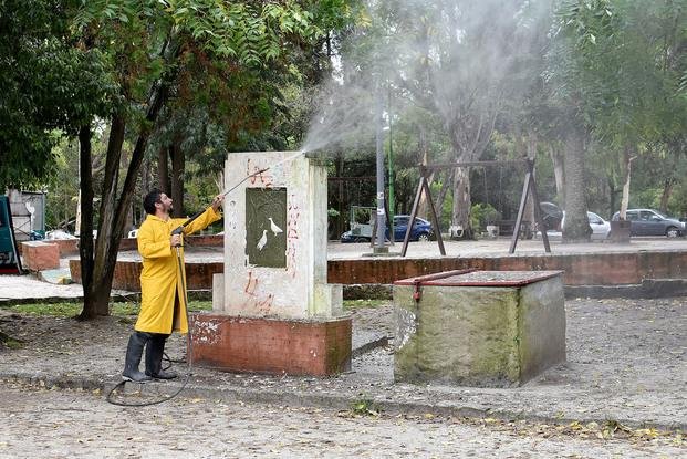 Recuperan monumentos en el Paseo del Bosque