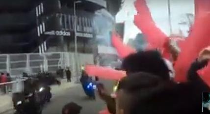 Policía arroja gas pimienta a hinchas de River que pacíficamente aguardaban el traslado de su equipo
