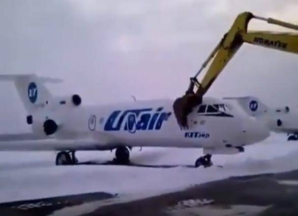 Rusia: lo despidieron, se enojó y la emprendió contra un avión
