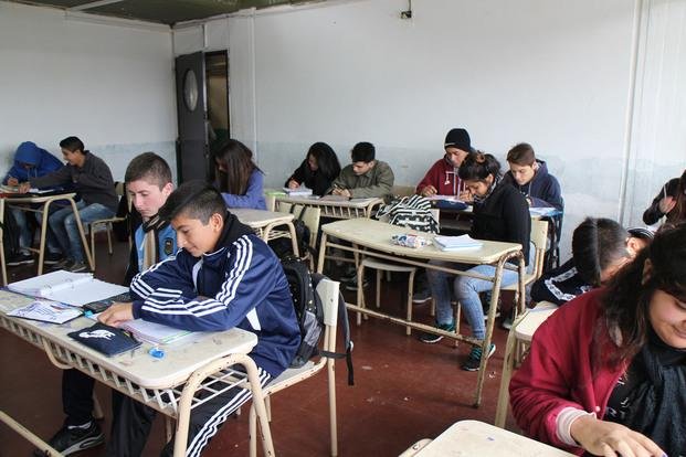 Con camperas y gorros adentro del aula por falta de calefacción en la Media 3