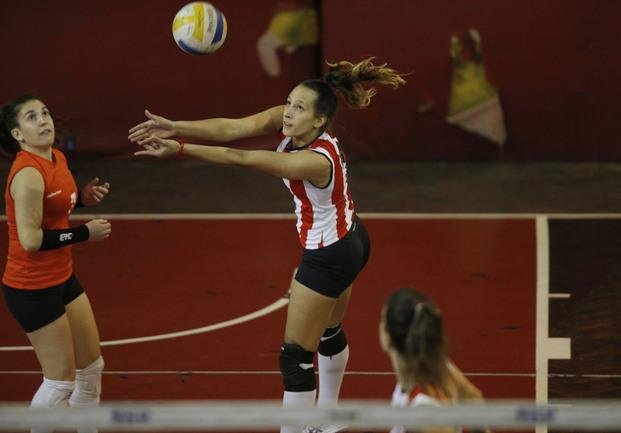 Estudiantes pasó por arriba a Lomas y jugará la final