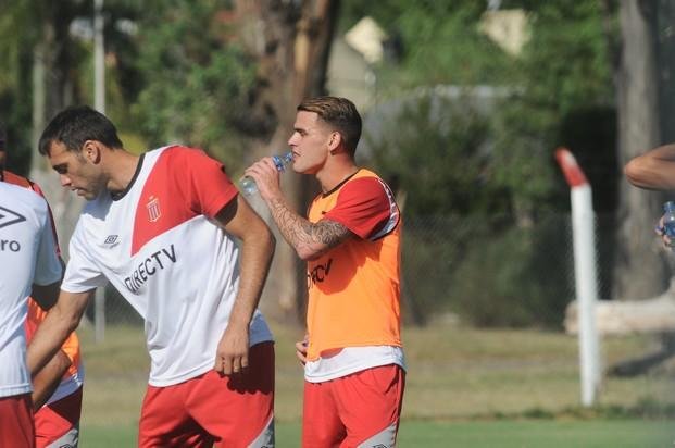 El plantel albirrojo se entrenó en City Bell y Vivas tiene casi todo definido