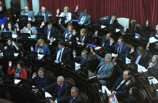 Senadores debaten la ley antidespidos