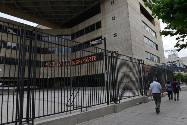 Convocan a licitación para obras en el Teatro Argentino