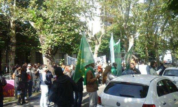 Empleados de Infraestructura protestan frente a la Legislatura