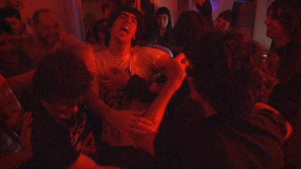 Exceso y ruido en rockumental que llega a la Ciudad