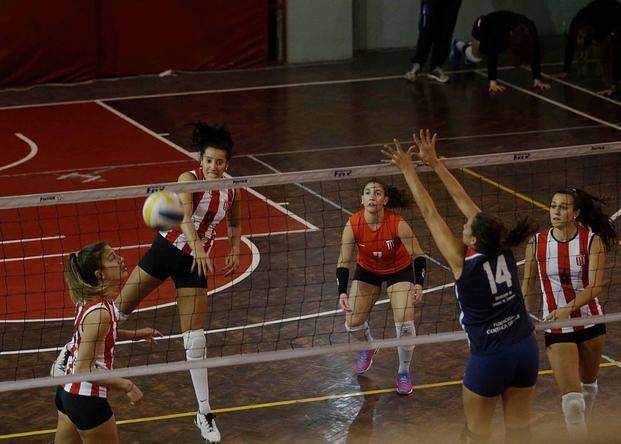 Vélez y Estudiantes quieren “coparse”
