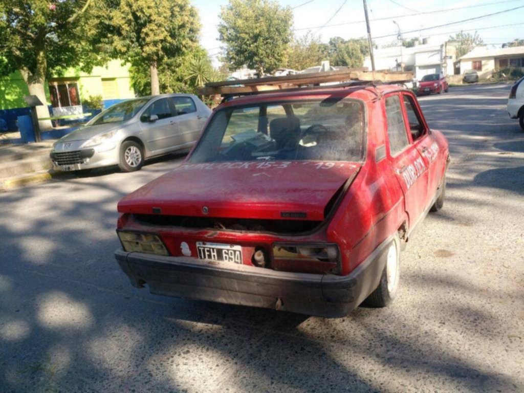 Chocó en Berisso y escapó con la víctima arriba del capot del auto