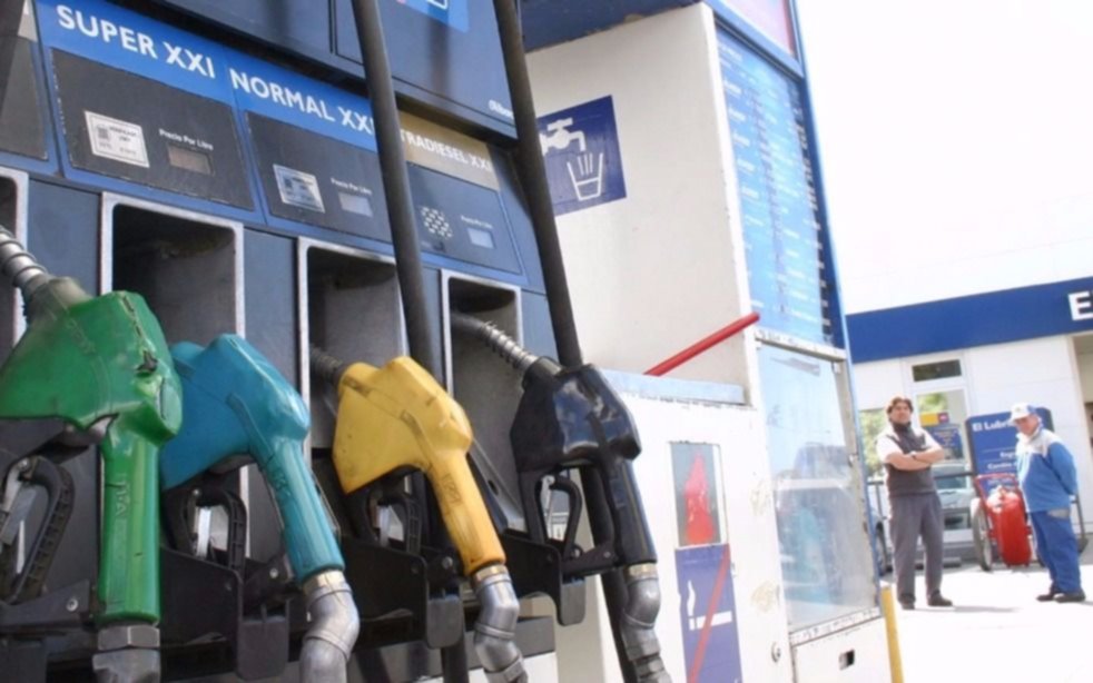 El Gobierno anunció subas en las naftas del 0,6% y una rebaja en el gasoil