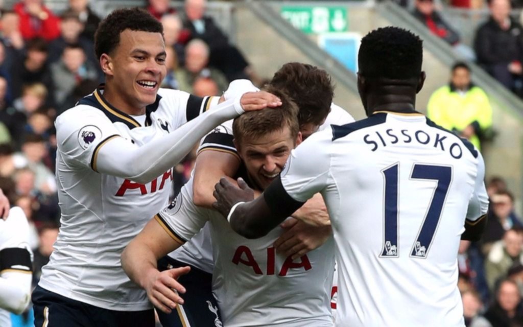 Tottenham ganó y aprovechó la caída del líder Chelsea