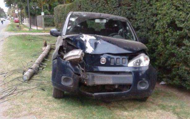 Despiste, choque y descalabro del tendido tendido telefónico en Camino Belgrano y 486
