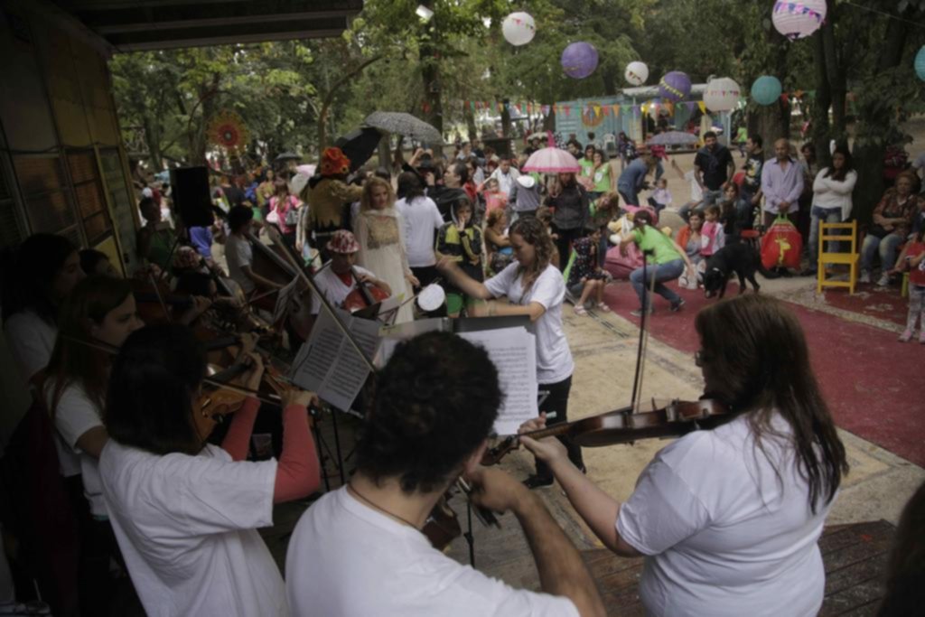 Festejo en la biblioteca del parque Saavedra