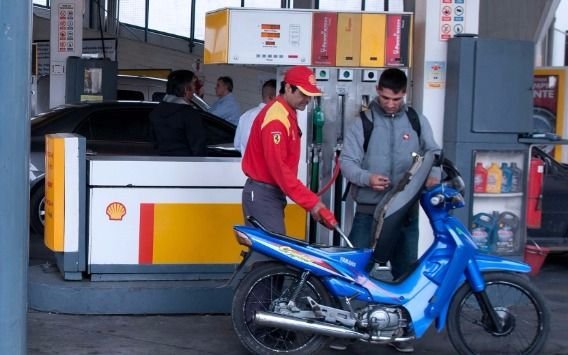 Dicen que es "inminente" nueva suba de la nafta, aunque bajaría el gasoil