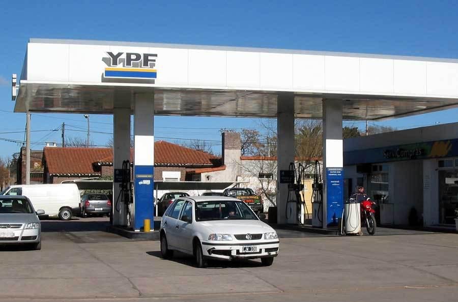Aranguren anunció rebajas del 2,6 % para el gasoil y de 0,1 % para las naftas