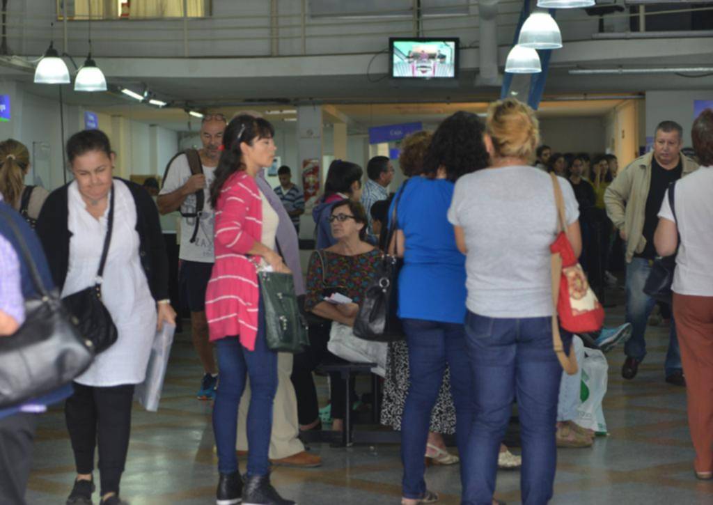 Redefinen la entrega de las nuevas credenciales a los afiliados al IOMA