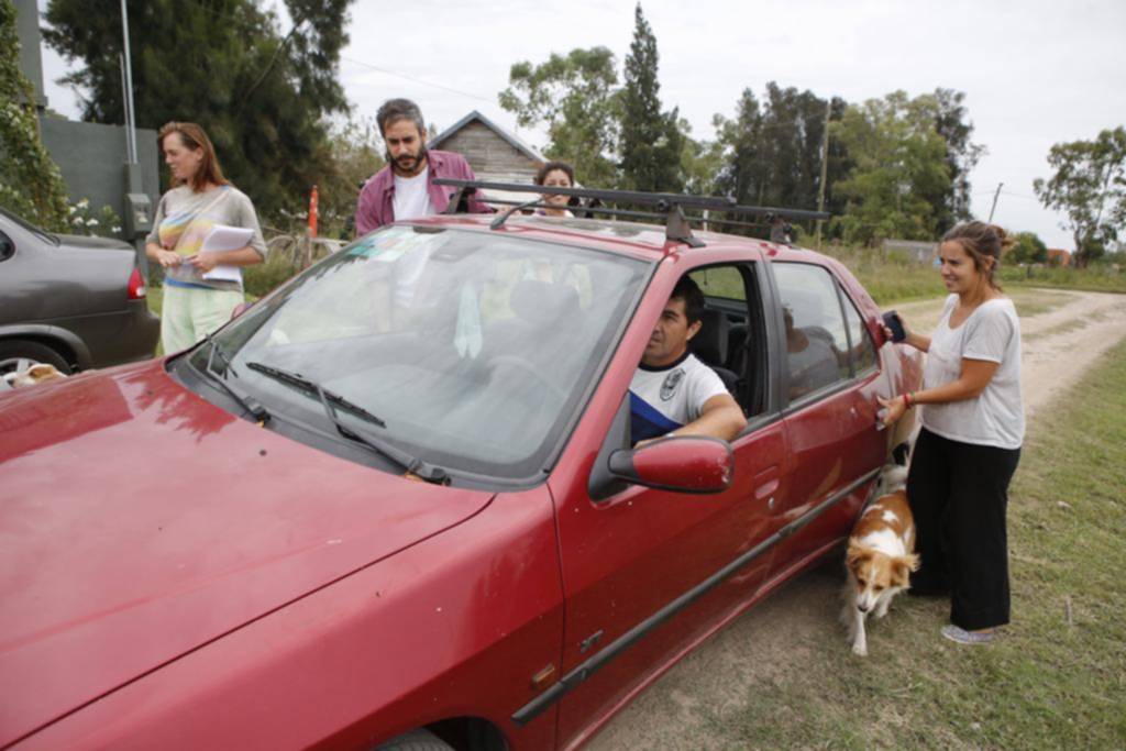 A falta de micros, en El Rincón comparten el auto entre vecinos