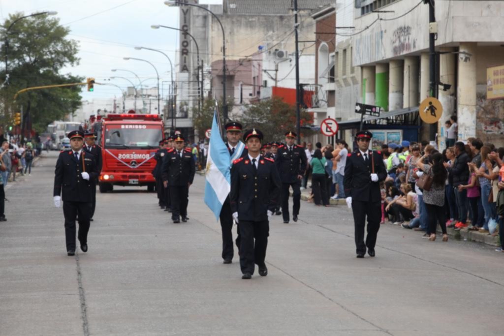 Colorido despliegue en Berisso y Ensenada por los 60 años de autonomía