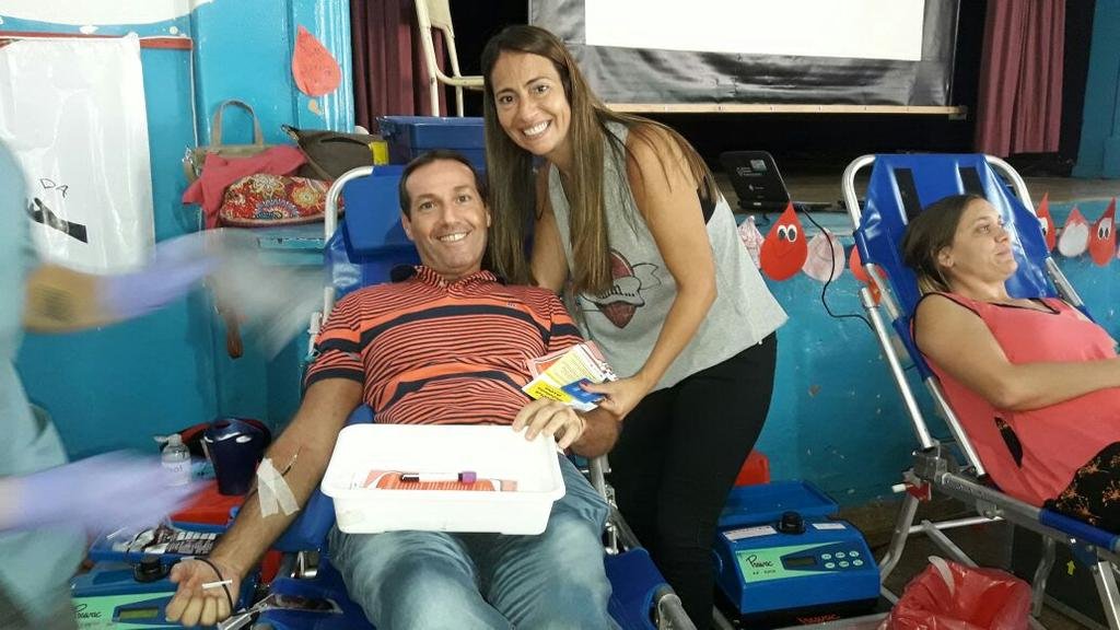 Donación de sangre en la Escuela 102