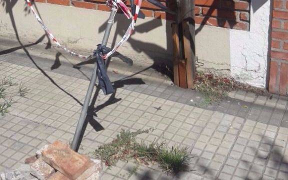 Alertan por un poste de luz en mal estado en 21, 40  y 41 