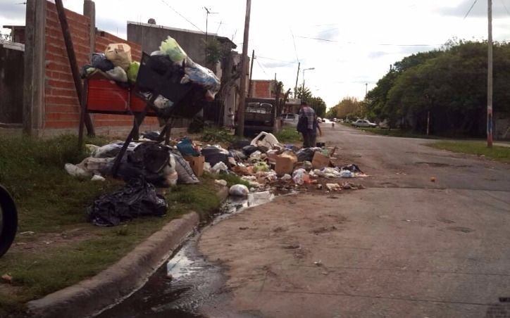 Quejas por acumulación de basura en Tolosa y Hernández