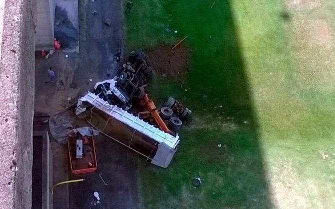 Tragedia en el puente Zárate-Brazo Largo:  un camión cayó al vacío y murió el chofer