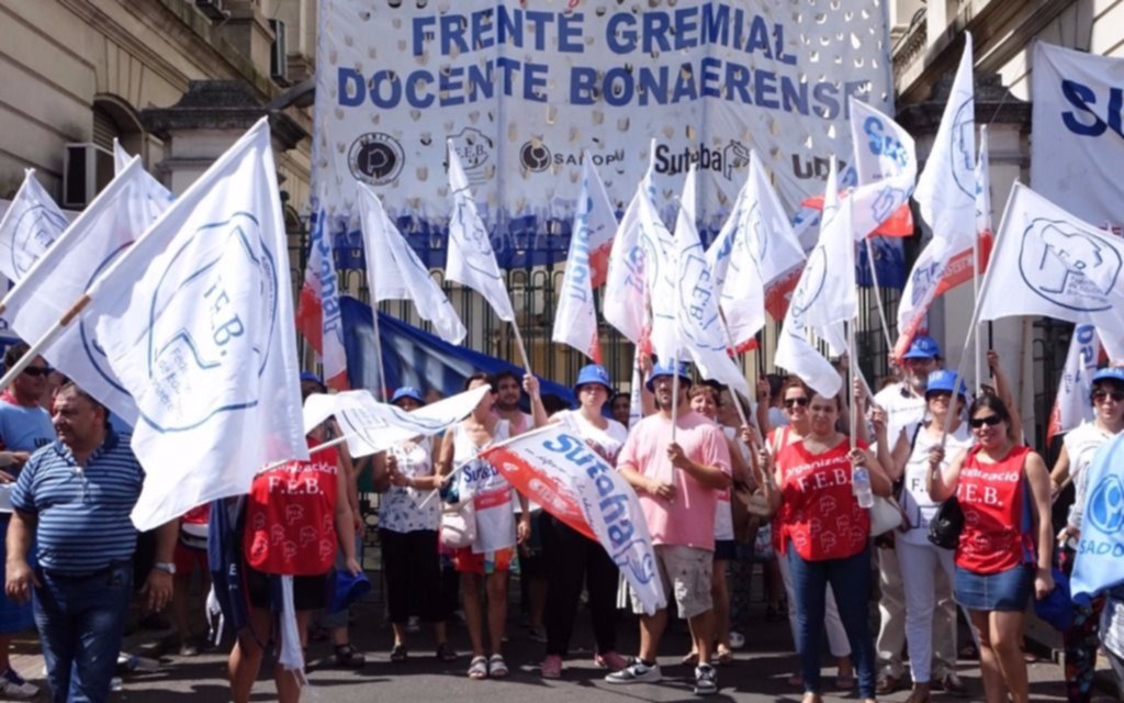 Tras carta de Vidal a docentes, gremios acordaron brindar una respuesta conjunta 