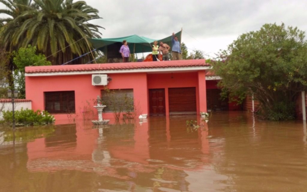 Inundaciones: dos muertos y más de 10 mil evacuados