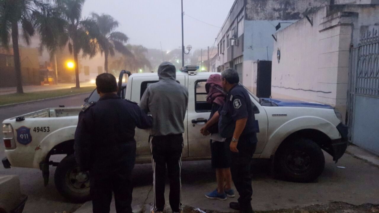 Detienen a dos delincuentes en 69 y 27 tras robarle a un transeúnte