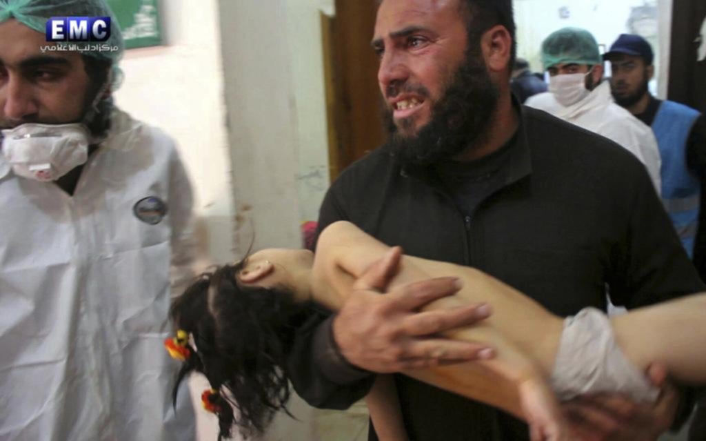 Un ataque químico masacra al menos a 100 civiles en Siria