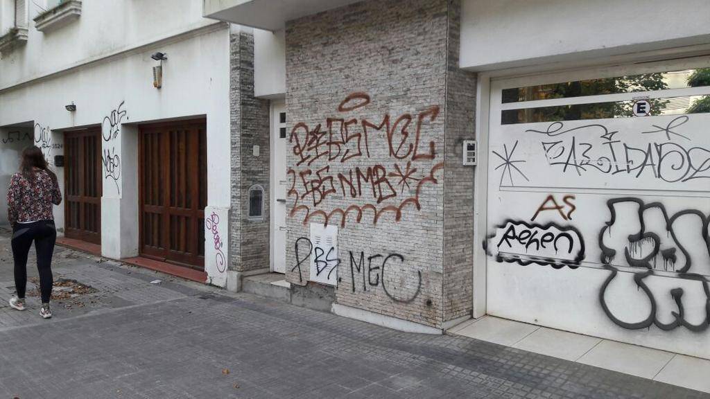 Arruinaron una cuadra con múltiples grafitis