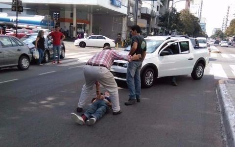 Quiso cruzar la Av. 7 y lo embistió un auto: al hospital, inconsciente