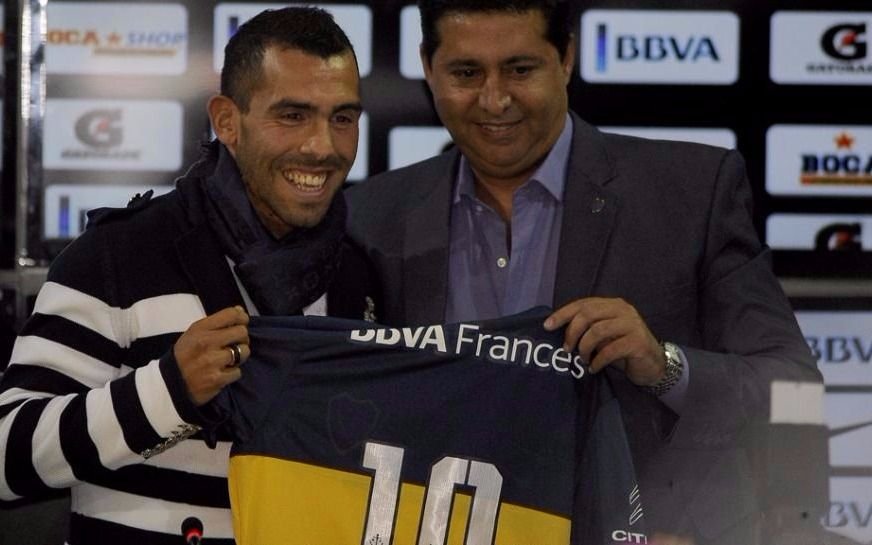 Vinculan un viaje de Angelici a China con el posible retorno de Tevez