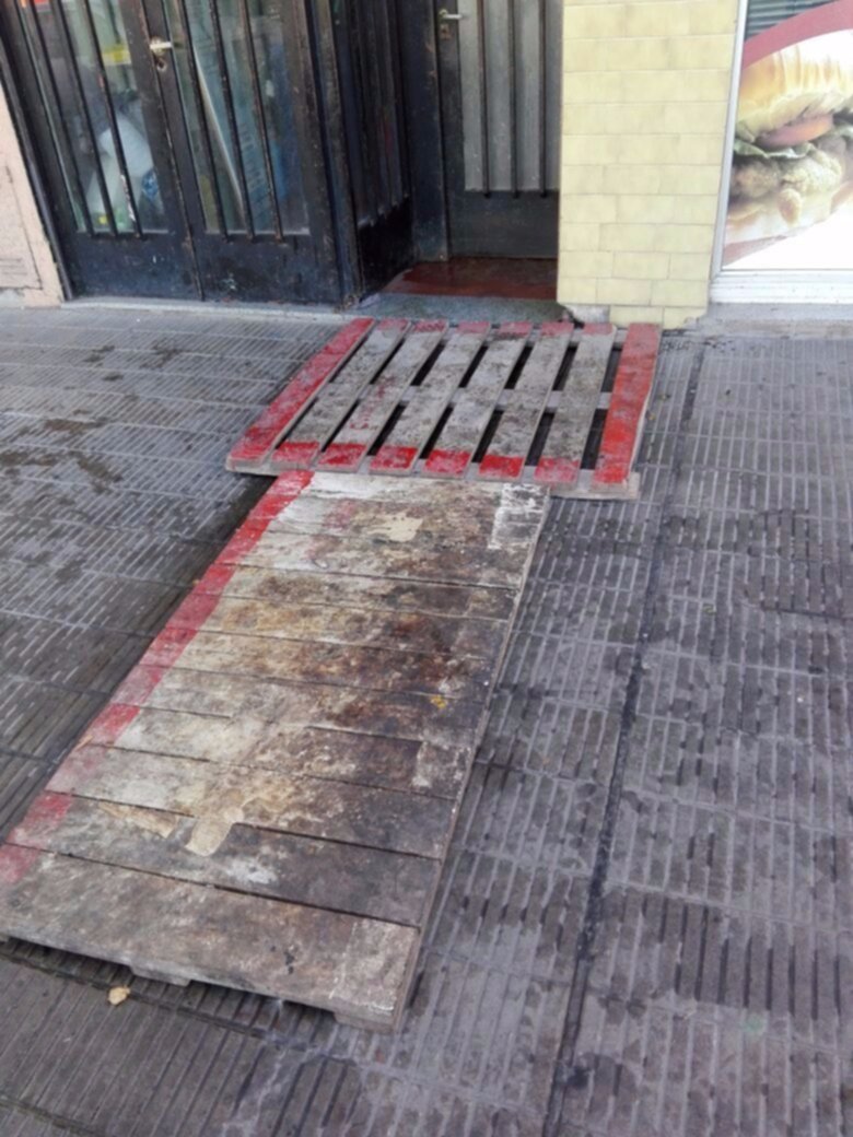 Aguas servidas en pleno centro  de Los Hornos