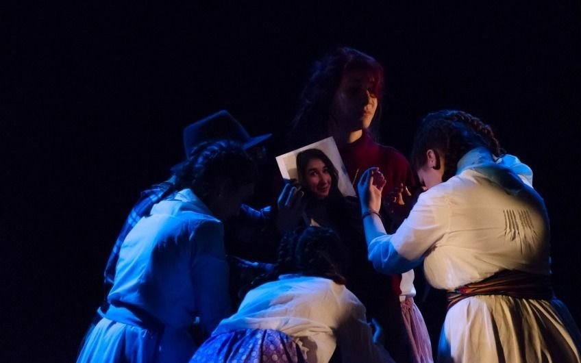  El elenco adolescente se presenta en el Rigolleau