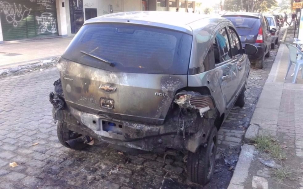 Ardió un auto en Berisso y sospechan de quemacoches