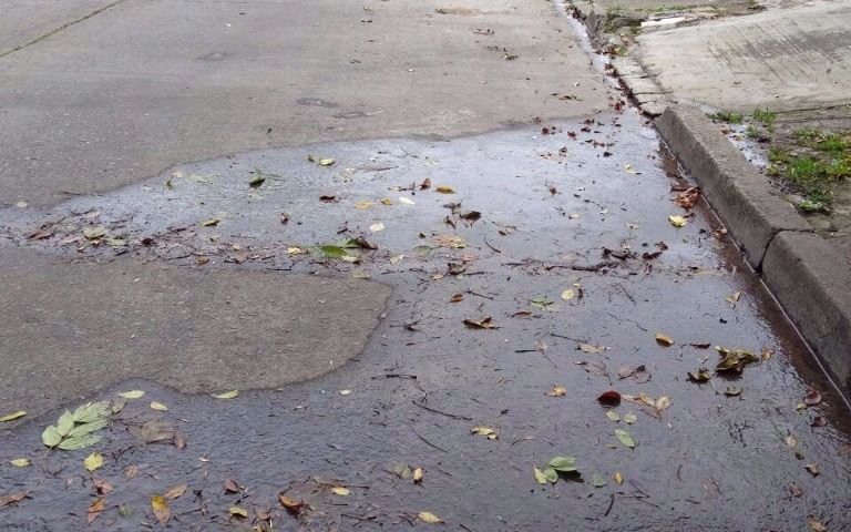 Vecinos a maltraer por una pérdida de agua en 65 y 20