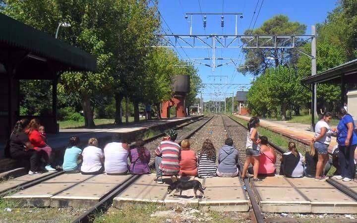 Siguen esperando por la instalación de andenes provisorios en estación Pereyra
