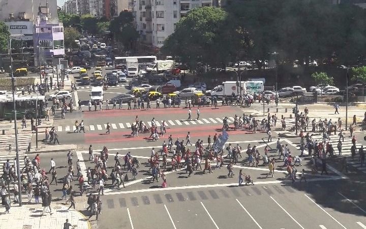 Corte en Avenida 9 de Julio y Belgrano: fuerte presencia policial
